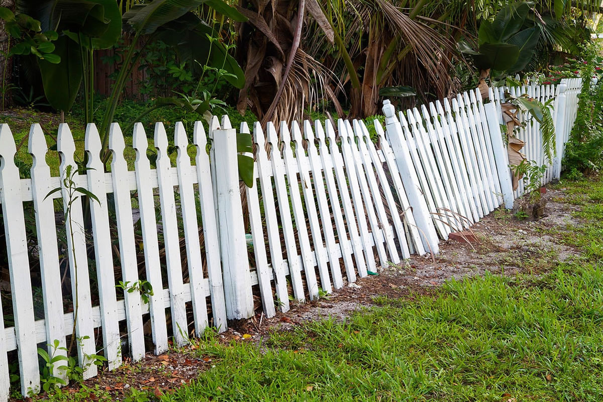 4 Signs You May Need a Fence Replacement