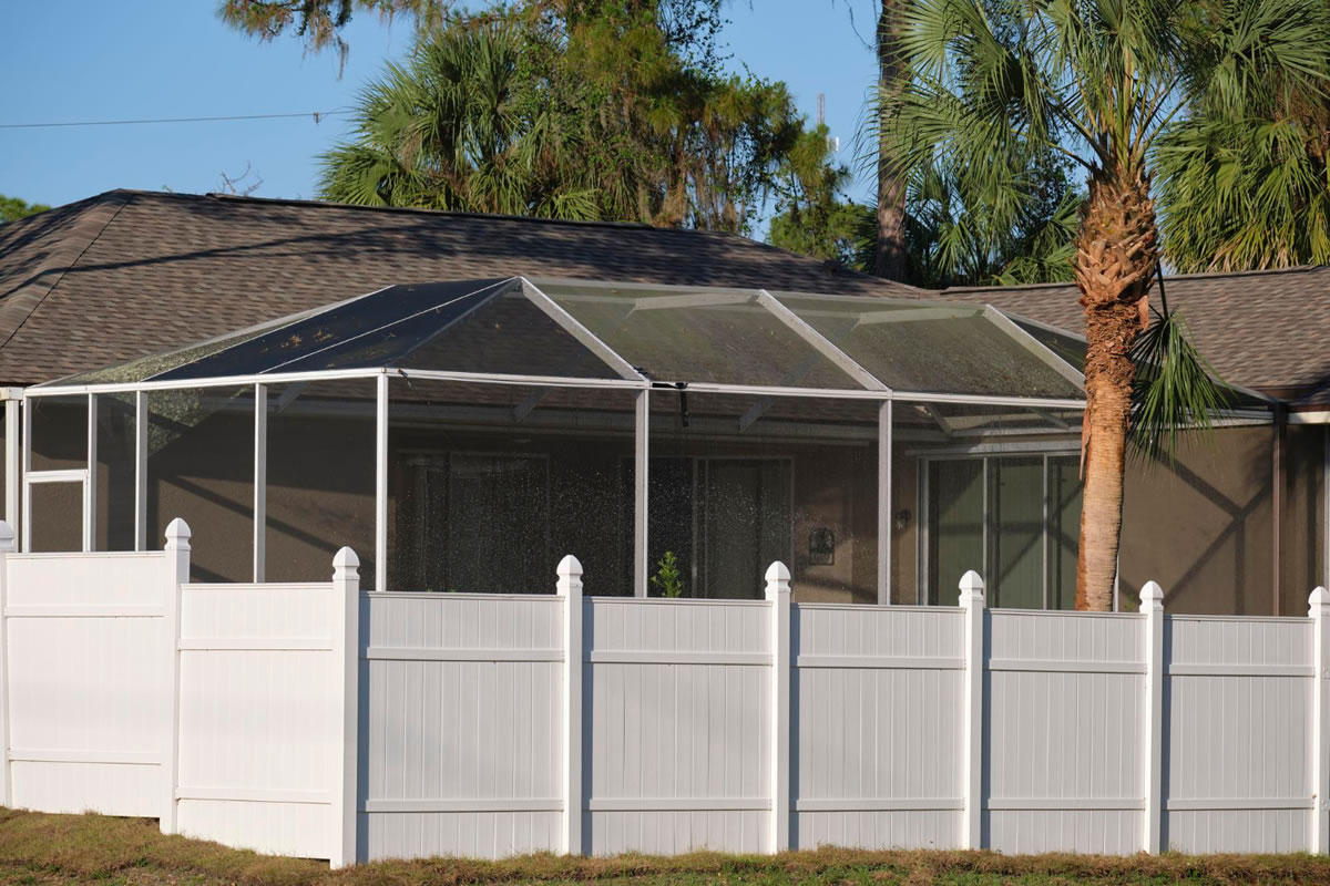 Advantages of Installing a Privacy Fence