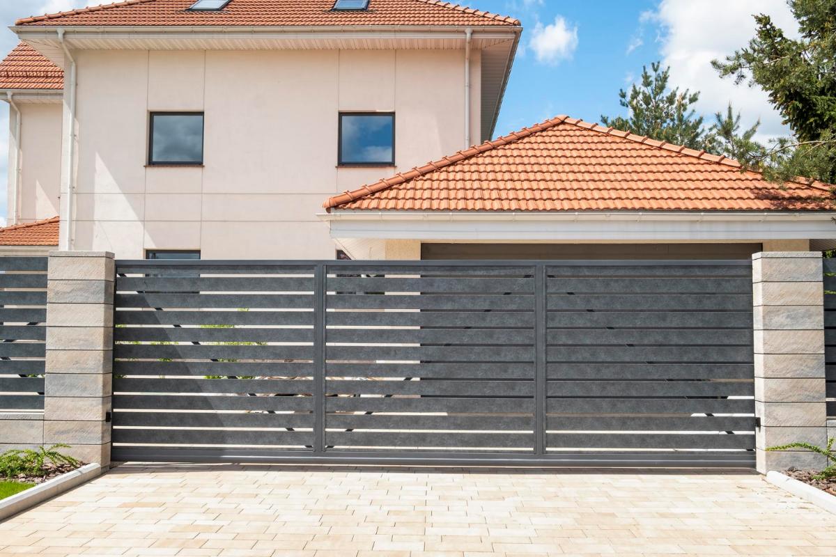 5 Decorative Features to Add Appeal to Your Fence