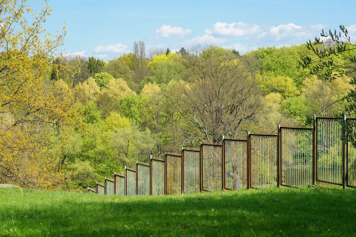 Eight Valuable Benefits of Installing a New Fence