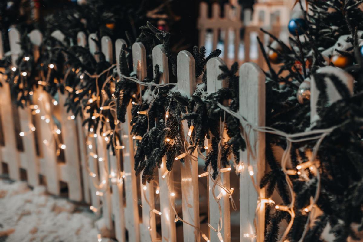 Inspiration to Decorate Your Fence for the Holidays