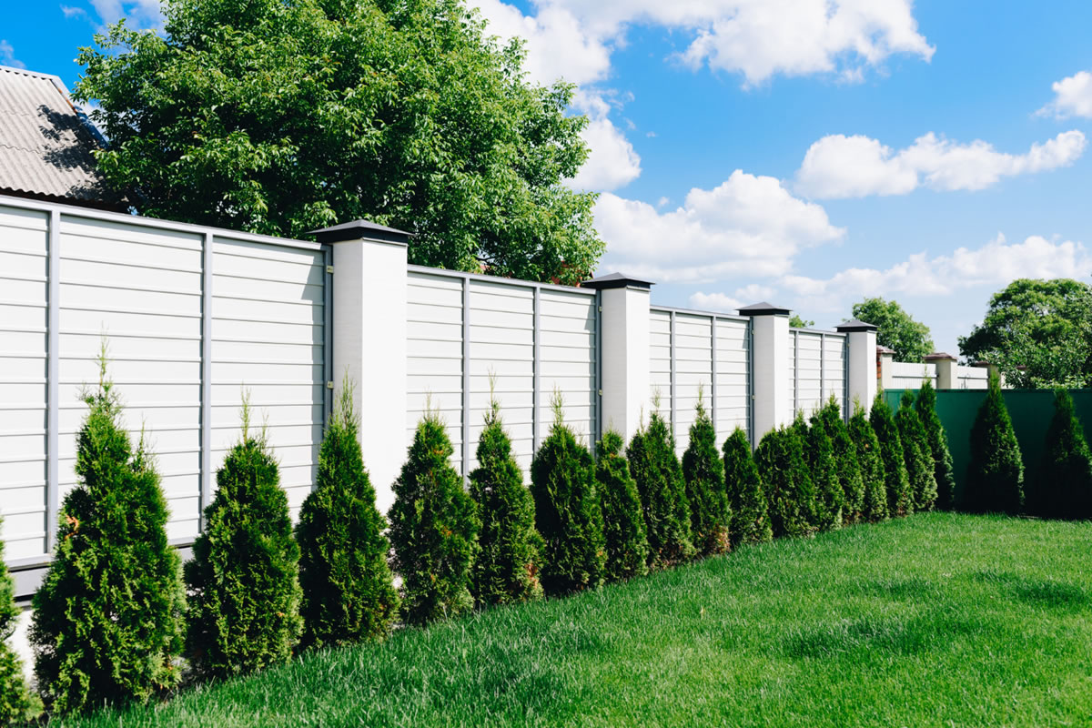4 Fence Styles that Enhance the Privacy of Your Yard