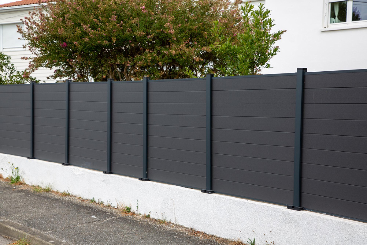 Choosing the Right Privacy Fence to Compliment Your Home